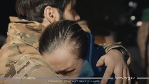 El regimiento "Azov" mostró un video de la reunión de niñas ucranianas del cautiverio, y es simplem