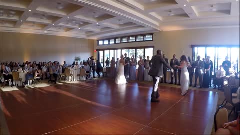 Baile sorpresa de bodas de un novio y una novia con una mezcla de Disney