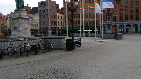 Exploring Brugge town square