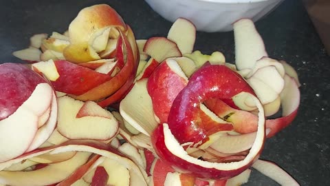 Fertilizer from apple peels for indoor flowers and vegetables