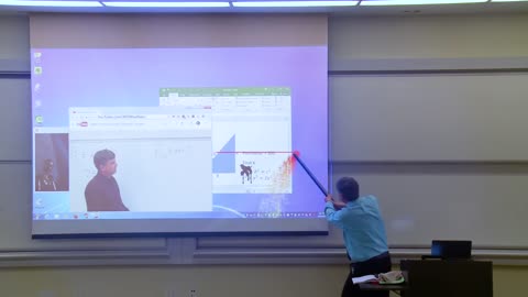 Профессор математики исправляет экран проектора (первоапрельский розыгрыш)
