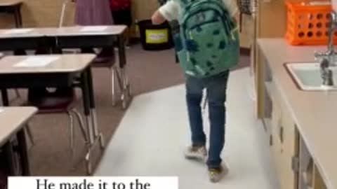 Blind student enthusiastically finds way around school on his first day👏