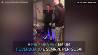 A primeira vez em um hoverboard é sempre dolorosa