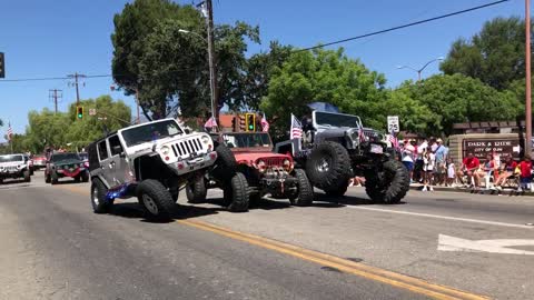 Jeeps doing Jeep things in the Ojai Parade 2022