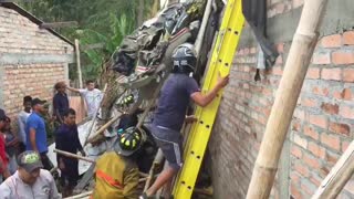 Una avioneta se precipitó sobre varias viviendas en Popayán