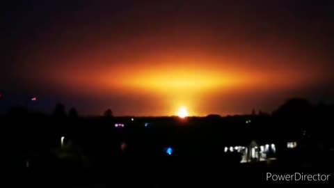 #breakingnews. DEVELOPING Fireball lights up sky after ‘explosion’ at power plant near Oxford UK