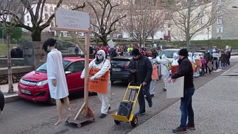 Le Masques BLancs Lyon action Pancartes a la manif de Vienne le 11 décembre 2021