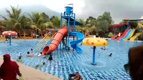 Watch and have fun playing waterbomb