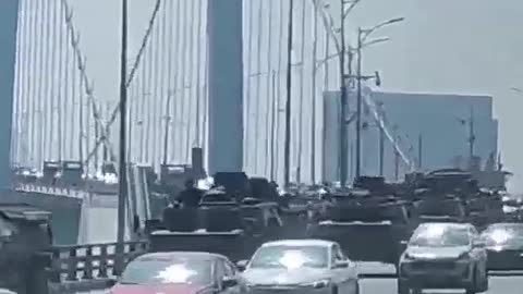 Vojenská vozidla v pohybu na mostě poblíž města Kinmen v čínské provincii Fujian