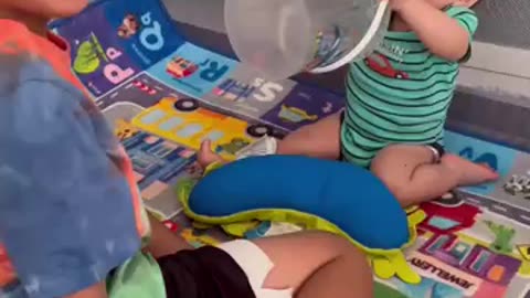 cute-baby-reaction-laughing-at-his-big-brother