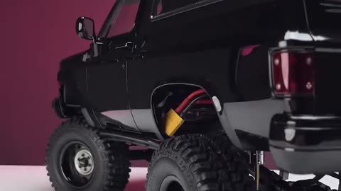 Assembly of Chevy Blazer Midnight Edition by RC4WD. Set front inner fender.mp4