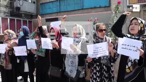 Mujeres afganas protestan en Kabul para reclamar sus derechos a los talibanes