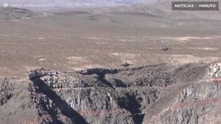 Avião de caça filmado em voo super rasante na Califórnia