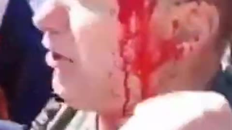 Polonia, ambasciatore russo colpito da vernice rossa alla cerimonia della vittoria sul nazismo