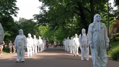 LEs MAsques Blancs Action l'Ecole des LArmes au Centre de Lyon et PArc de la tête d'or