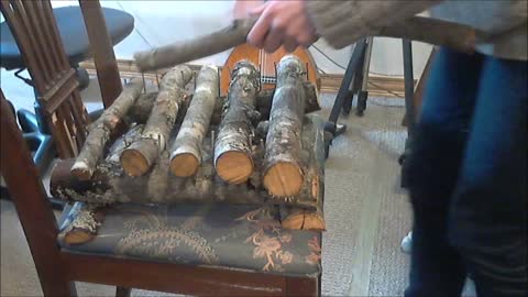 Tocando música con palos de madera natural de arce