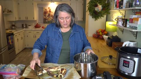 How to make Beef BONE BROTH with an Instant Pot #midwestmeanderings #bonebroth #instantpot