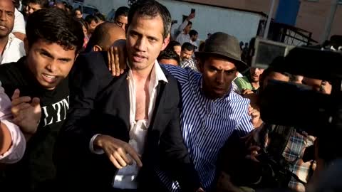 Turba oficialista recibe con violencia a Guaidó en aeropuerto de Caracas