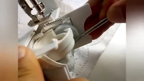 Mini sewing machine does not thread the bobbin (solved)