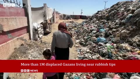 Gazans living alongside rotting rubbish and rodents _ BBC News