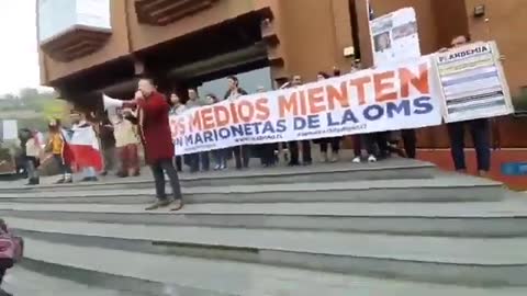Manifestación en contra de la Plandemia por Chilenos por la verdad a las afuera de canal 13