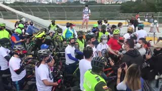 Ciclistas.Caravana pacífica /Puente la novena