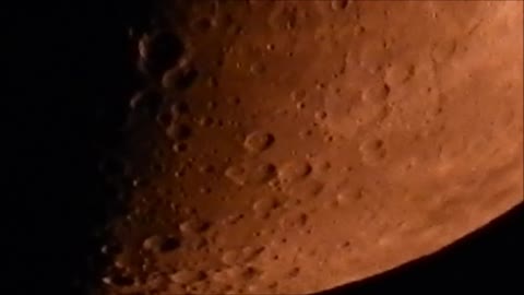 Incredible super zoom captures very red half moon