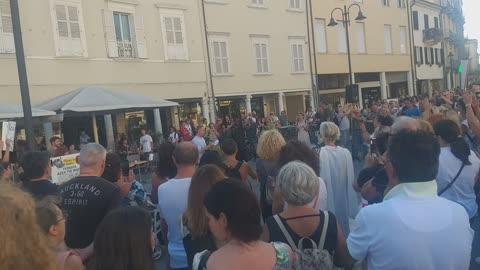 Poliziotto parla alla manifestazione Rimini stop dittatura sabato 2021-08-07