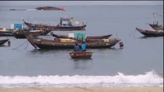 Vietnam, Da Nang - using a basket boat 2013
