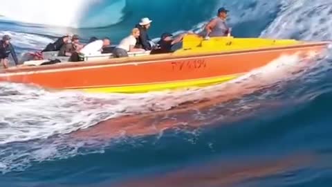 In addition to skateboarding, there is another kind of surfing called driving a boat to surf