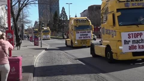 Centinaia di camionisti protestano contro gli alti prezzi della benzina ad Amburgo in Germania.Veicoli con clacson e striscioni che recitano "Mangi solo ciò che forniamo" e "Fermati! Ci stai distruggendo" hanno girato la città.