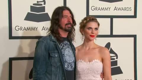 Foo Fighters break off tour after Grohl snaps fibula