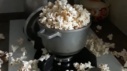 The child decided to make popcorn himself))