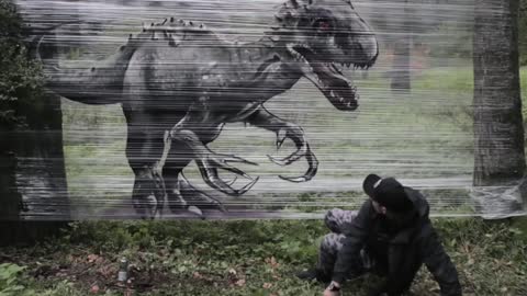 Artista del grafiti realiza un épico arte de dinosaurio en el bosque
