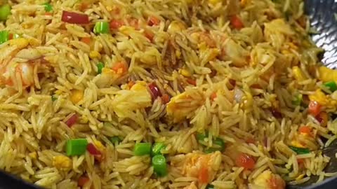 Make a delicious fried rice with eggs and shrimp