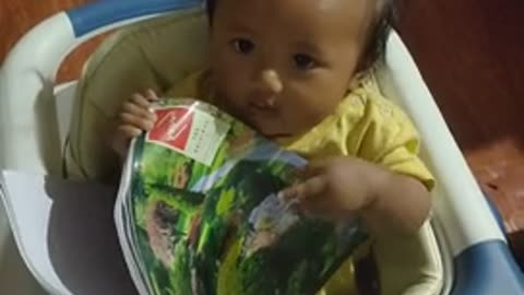 5 Months Old baby girl learning to read