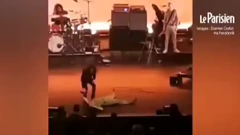 FAMOUS FRENCH SINGER CATHERINE RINGER (LES RITA MITSOUKO) COLLAPSES ON STAGE! TOTALLY NORMAL BY NOW!