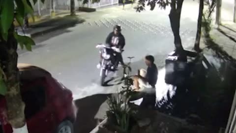 Video | 'Motoladrón' armado le robó el celular a un joven en la puerta de su casa, en Santander