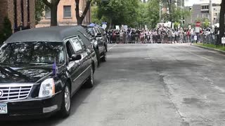 Los manifestantes gritan sin descanso mientras Mineápolis llora por Floyd