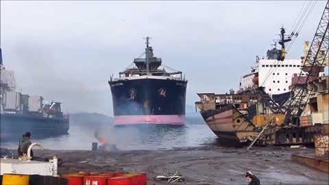 TOP 5 SHIPS CRASHING INTO SHORE