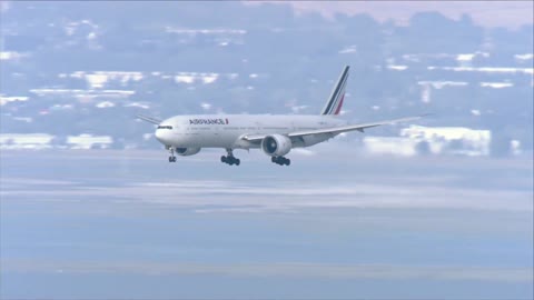 Air France 777 Landing SFO w ATC