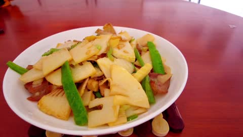 4 dollars buy a bag of winter bamboo shoots, plus 3 yuan of pork belly to fry together