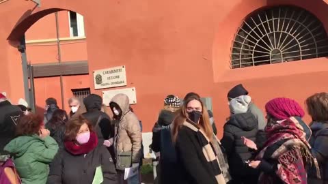 Bologna: Fila davanti alla procura per denuncia violenza privata contro Premier e Ministri
