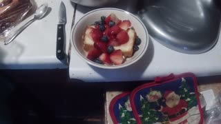 Elvis Recipe Pound Cake with Strawberries