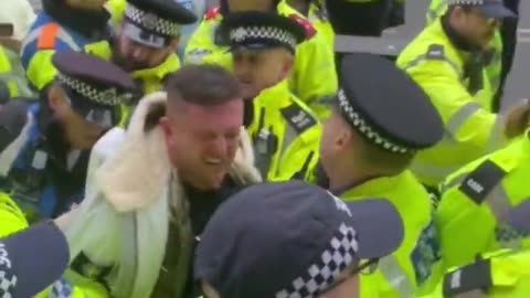 In London 20 police officers arrest the British patriot Tommy Robinson.