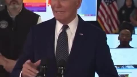 Joe Bidən reads "say that again" off his teleprompter