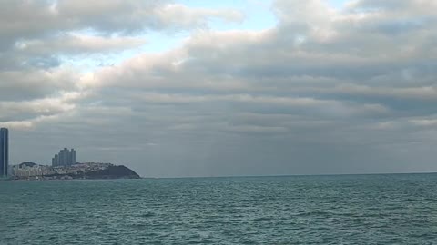 I feel the wind at the beach in Busan.