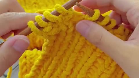 You can also knit a scarf with your fingers, simple and beautiful