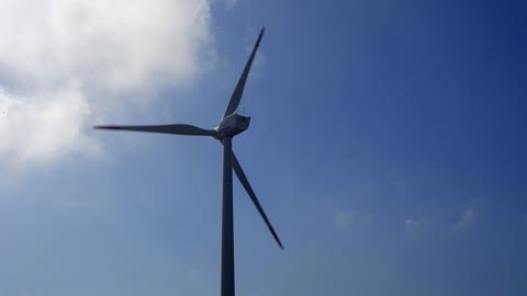 Wind energy generator spinning windfarm