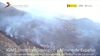 El volcán sigue su destrucción en La Palma, aunque la lava avanza lentamente